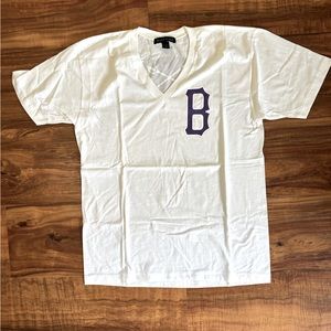 Black Scale V-neck white tee Large